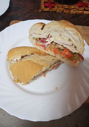 Una foto de Bocadillo de pechuga a la plancha con ensalada y mayonesa