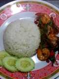 กุ้งผัดใบกระเพราราดหน้าข้าว