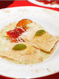 Foto di Ravioli jamon serrano e crema alle erbe su crema di cavolfiore