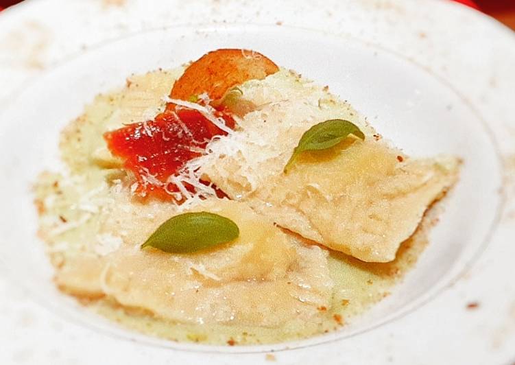 Ravioli jamon serrano e crema alle erbe su crema di cavolfiore