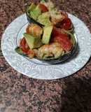 Aguacates rellenos de gambas y cherrys