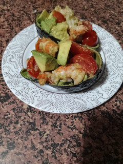 Una foto de Aguacates rellenos de gambas y cherrys