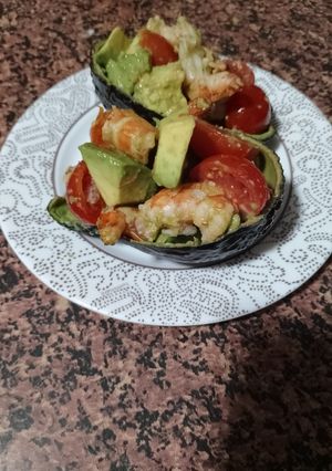 Una foto de Aguacates rellenos de gambas y cherrys