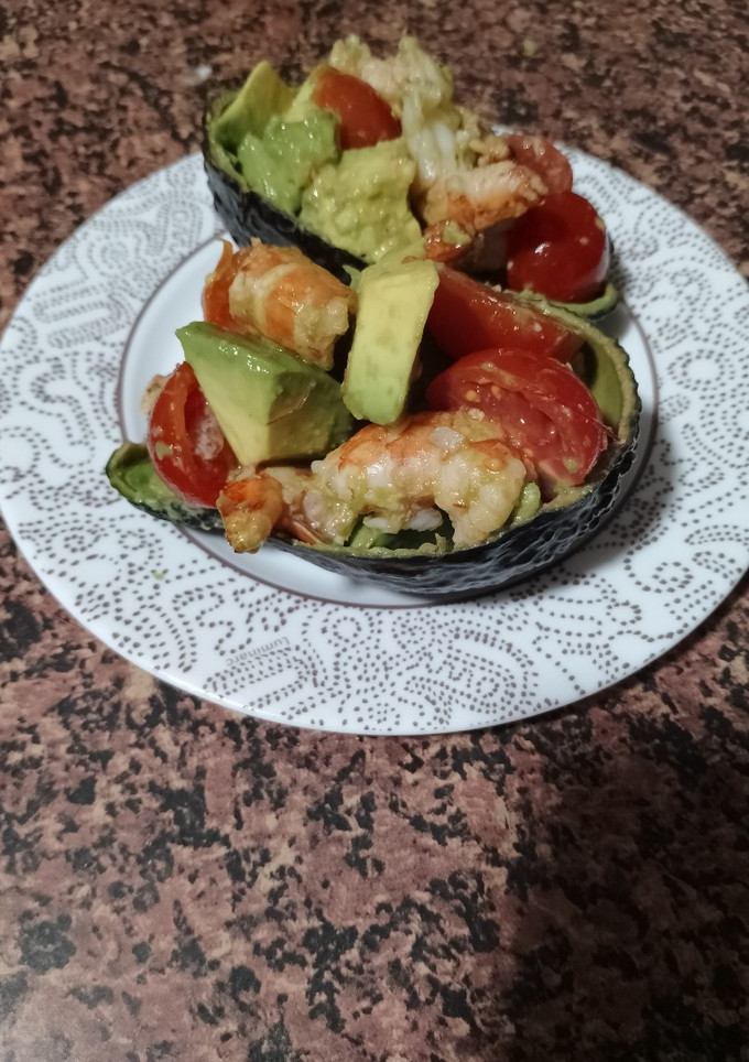 Una foto de Aguacates rellenos de gambas y cherrys