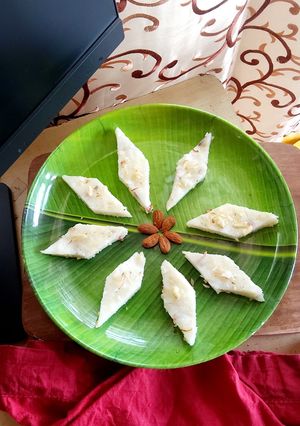 तिखुर नारियल की बर्फी रेसिपी मुख्य फोटो