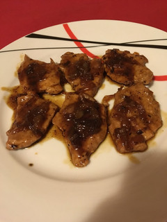 Una foto de Solomillo con cebolla caramelizada a la naranja