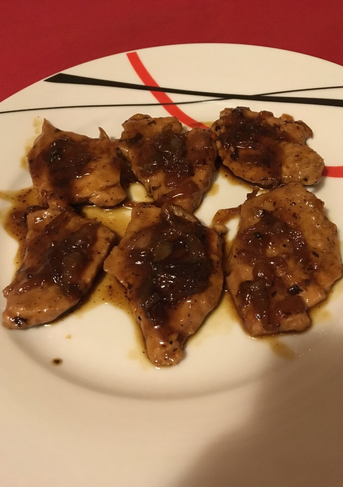 Una foto de Solomillo con cebolla caramelizada a la naranja