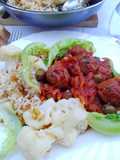Albóndigas en salsa de tomate al comino sobre arroz con coliflor