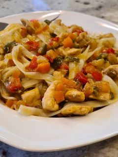 Una foto de Fideos de arroz chino con verduras y pollo
