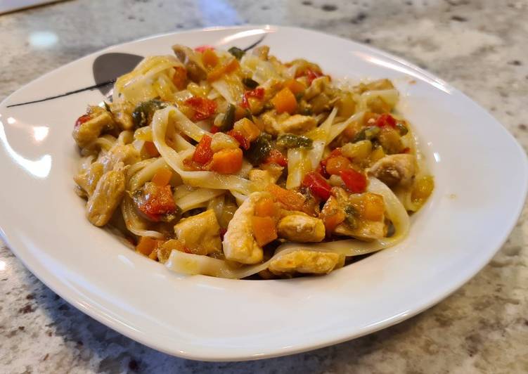 Fideos de arroz chino con verduras y pollo