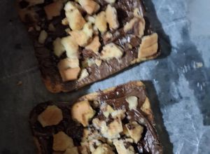 Foto di Fette biscottate con crema di nocciole e biscotti