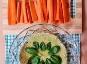 Una foto de humus albahaca