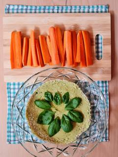 Una foto de Hummus con albahaca 🌱 y crudité de zanahoria