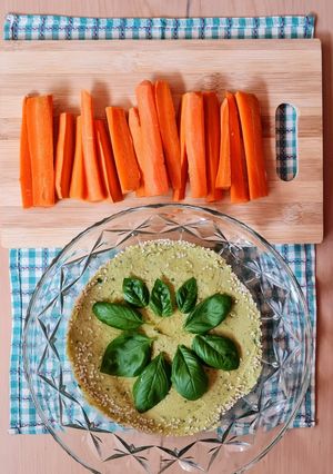 Una foto de Hummus con albahaca 🌱 y crudité de zanahoria