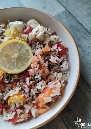 Une photo de Salade aux trois riz, lentilles et saumon