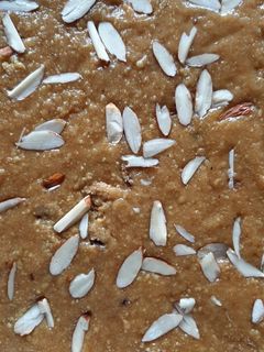 बेसन मलाई बर्फी (besan malai barfi recipe in marathi) रेसिपी चे मुख्य फोटो