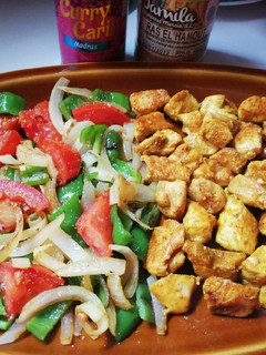 Una foto de Pechuga de pollo con especias orientales y verduras