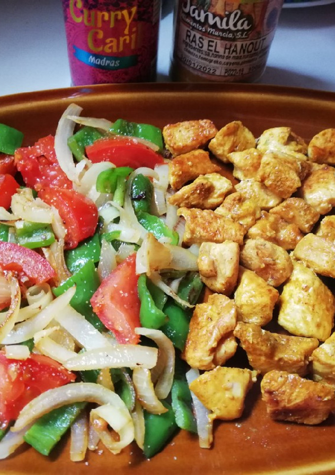 Una foto de Pechuga de pollo con especias orientales y verduras