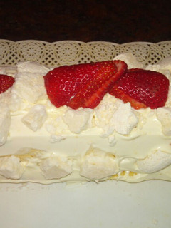 Una foto de Pionono con crema y frutillas