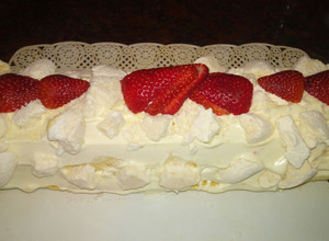Una foto de Pionono con crema y frutillas