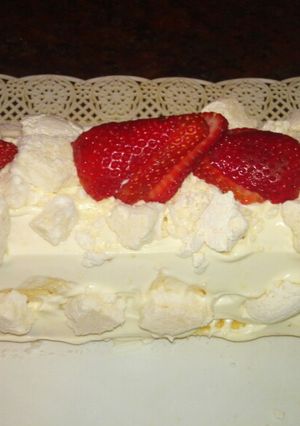 Una foto de Pionono con crema y frutillas
