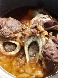 Una foto de 146. osobuco de ternera en salsa sencilla / olla GM H Deluxe