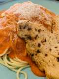 Spaguettis en salsa rosada, queso parmesano y nuez moscada con pechuga de pollo