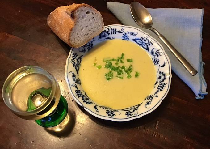 https://img-global.cpcdn.com/recipes/e9f51bd1caa0a14e/680x482cq70/california-farm-roasted-garlic-cream-soup-recipe-main-photo.jpg