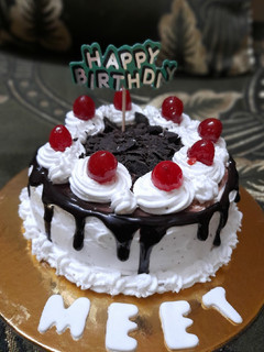 બ્લેક ફોરેસ્ટ કેક(Black Forest Cake Recipe in Gujarati) રેસીપી મુખ્ય ફોટો