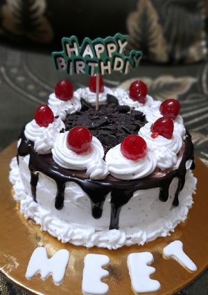 બ્લેક ફોરેસ્ટ કેક(Black Forest Cake Recipe in Gujarati) રેસીપી મુખ્ય ફોટો