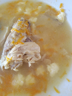 Una foto de Caldo de pollo con verduras