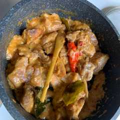 A picture of Ayam besengek.