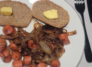 Una foto de Shiitake y vienesas salteadas