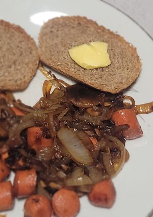 Una foto de Shiitake y vienesas salteadas