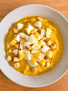 Una foto de 🍠 Crema de boniato y puerro con huevo 🥚