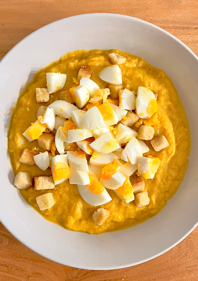 Una foto de 🍠 Crema de boniato y puerro con huevo 🥚