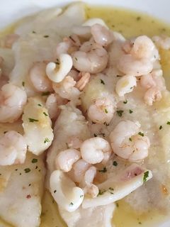 Una foto de Merluza en salsa con sepia y gambitas