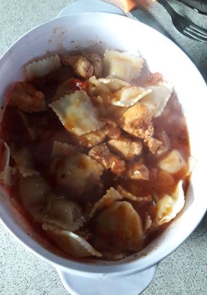 Una foto de Ravioles con salsa roja de pollo