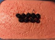 Una foto de postre de cerezas y leche evaporada