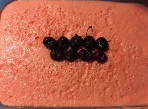 Una foto de Gelatina espumosa de cereza
