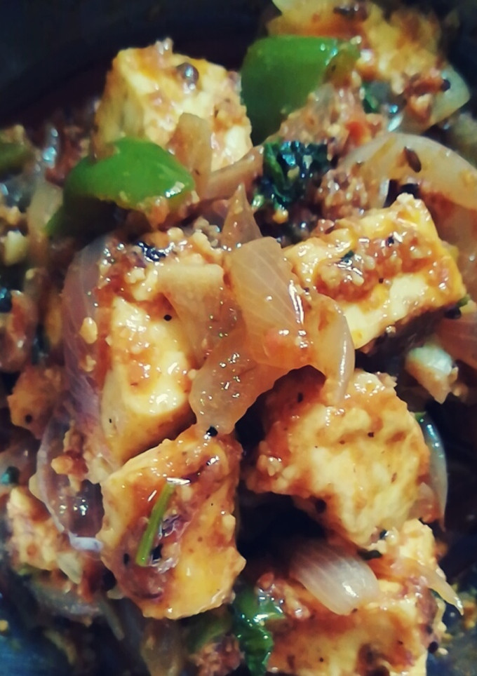 A picture of Paneer do pyaza.