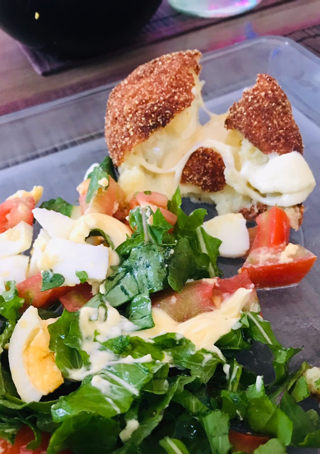 Una foto de Bombas de papas rellenas de muzzarella