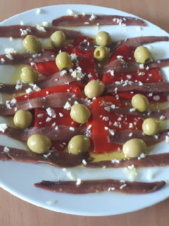 Una foto de 150. Anchoas con aceitunas y pimientos