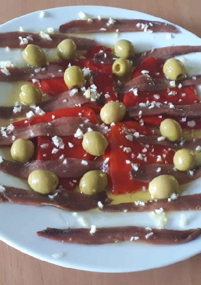 Una foto de 150. Anchoas con aceitunas y pimientos