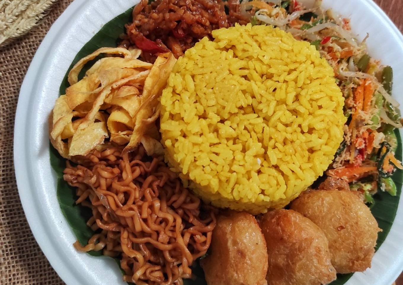 Langkah Mudah untuk Menyiapkan 11. Nasi Kuning Magic Com dan
pelengkapnya Anti Gagal