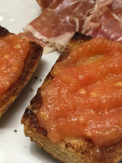 Una foto de Pan con tomate al estilo español
