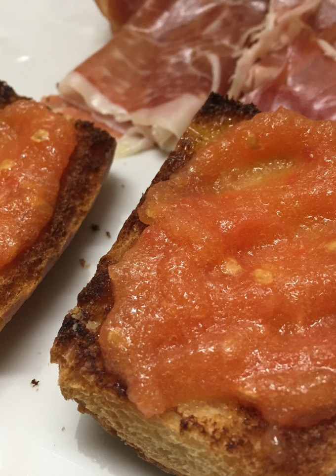 Una foto de Pan con tomate al estilo español 