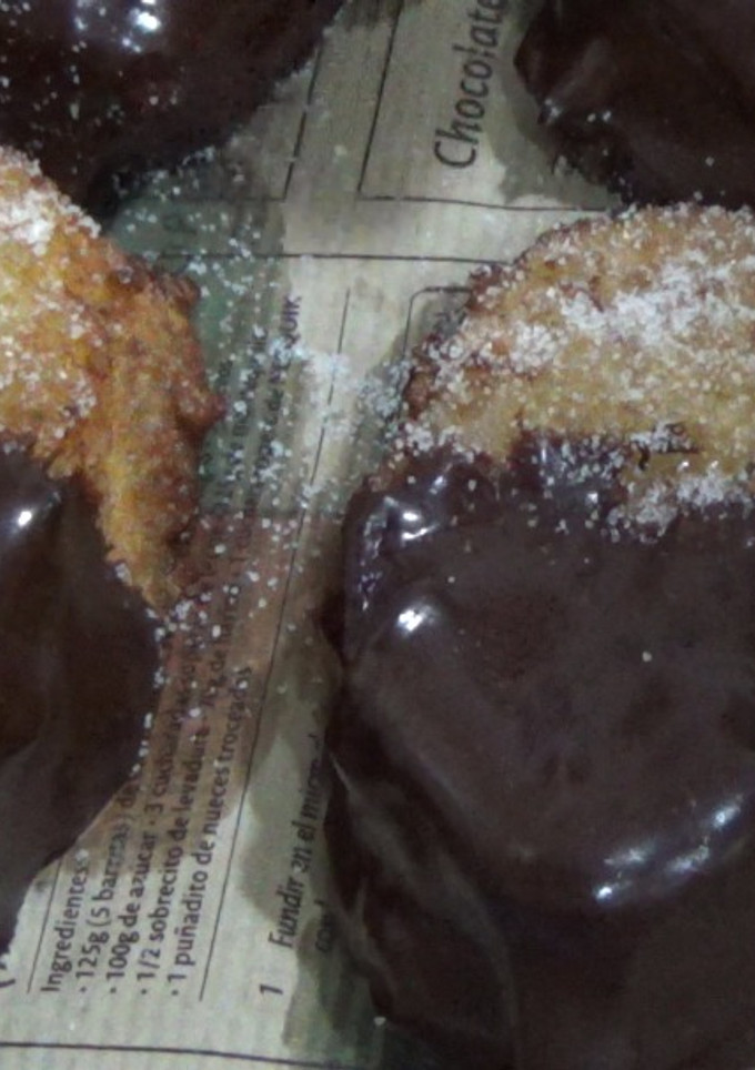 Una foto de Torrijas de anís con cobertura de chocolate a la naranja