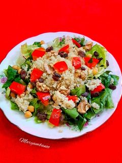 عکسی از دستور سالاد کینوا و نخود و گردو