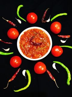 टमाटर लहसुन की चटनी (Tomato Garlic Chutney Recipe In Hindi) रेसिपी मुख्य फोटो